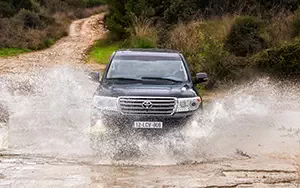 Обои автомобили Toyota Land Cruiser 200 - 2012
